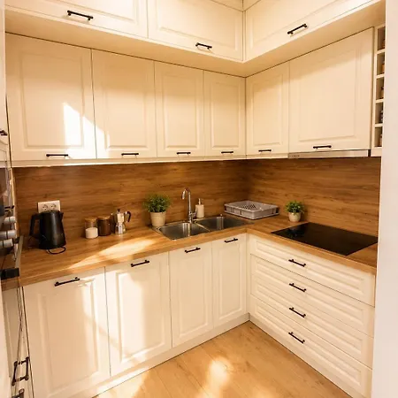 2br In Heart Of Blloku ティラナ